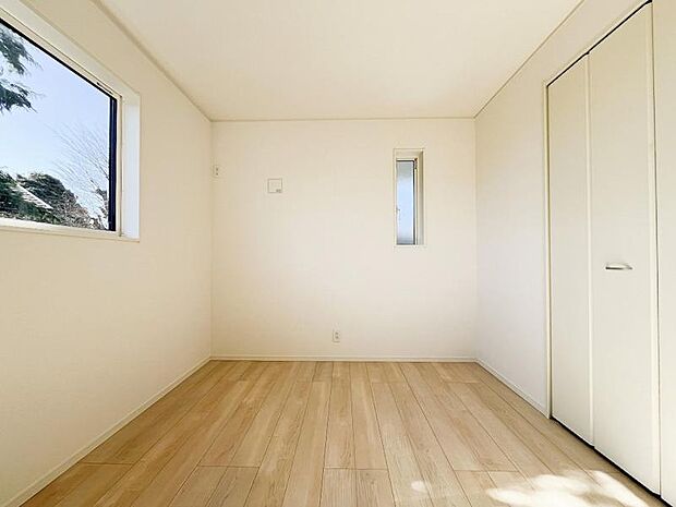 主寝室のゆとりある空間。上質な設えにより夫婦の時間を優雅に演出する