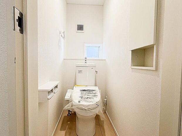 ・洗浄機能を標準完備、清潔な空間が印象的です。