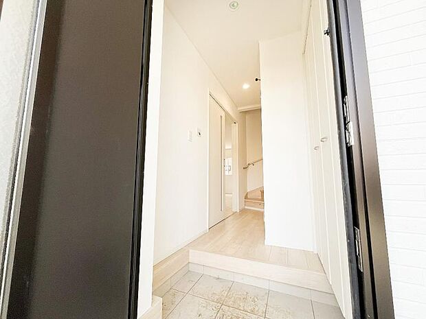 明るさも自慢の玄関ホール。室内が見えないように設計されています。