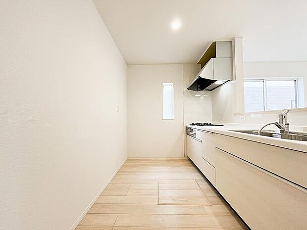 カップボードや大型冷蔵庫を配置出来るスペースを考慮し、リビングで寛ぐ家族と対話をしながら家事を行えます。