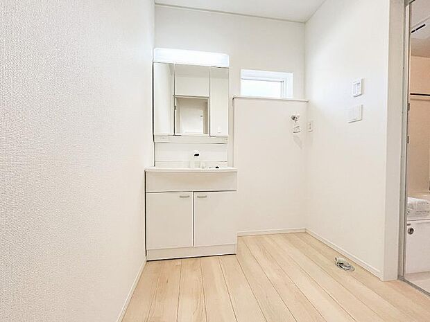 大型のドラム式洗濯機を配置しても充分な広さを確保しております。