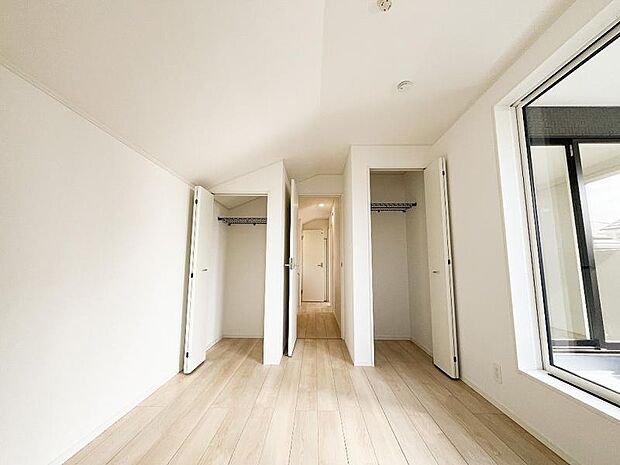 大きな収納と2面採光で、明るさと使いやすさが自慢の洋室です。