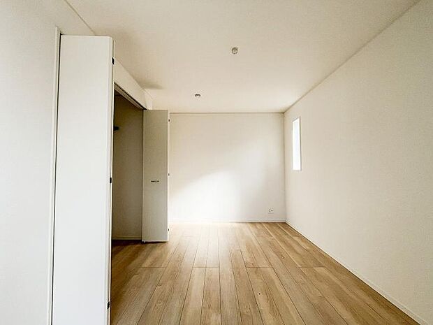 子ども部屋となる2階の洋室。開放的で、爽やかな日差しに包まれた空間となっています。