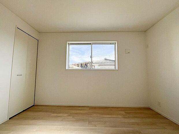 洋室は2面採光。子供部屋、書斎など多目的に利用できるスペース。