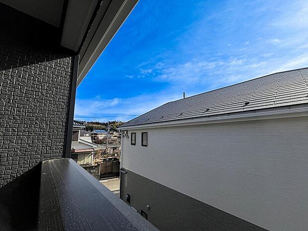 2階からの眺望です。周辺には高い建物がなく、通風良好な開放感のある立地です。