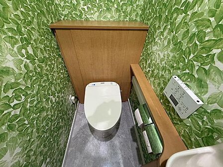 トイレは、洗浄機能を完備。小さな手洗い場もあり、使いやすく快適な空間です