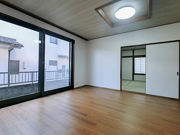 食事中の会話も、リビングでの寛ぎの時間も、やはり明るいお部屋が良いですよね。