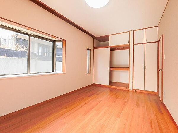 2面採光で天気の悪い日でも、明かりが入ります。