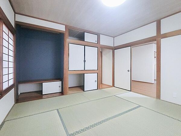 奥行きがあるので、布団を畳んでしまえるうえ、洋服類や衣装ケースなども収められます。