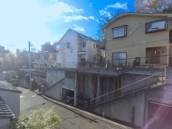 2階からの眺望です。周辺には高い建物がなく、通風良好な開放感のある立地です。