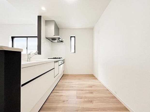 冷蔵庫やカップボードを置いてもゆとりあるキッチン。