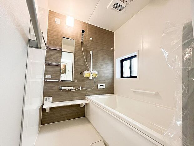 広々とした浴室は一日の疲れを癒す大切な空間。足を延ばしてゆっくりお寛ぎください。