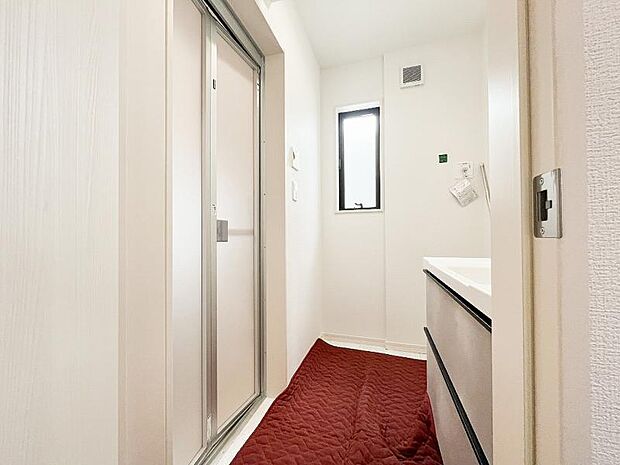 脱衣スペースも爽やかな通風を感じられ、清潔な空間を保つことができます。