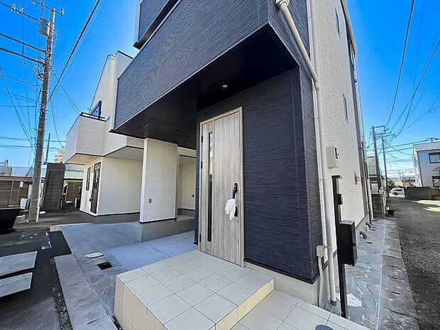 スタイリッシュでモダンな玄関アプローチが、お客様をお出迎えしてくれます。