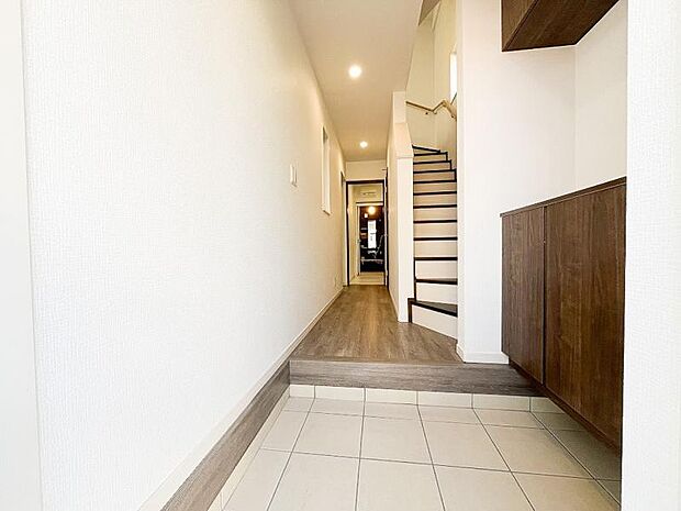白と茶のコントラストが美しい玄関ホール。窓も設置されており、爽やかな通風を感じられます。
