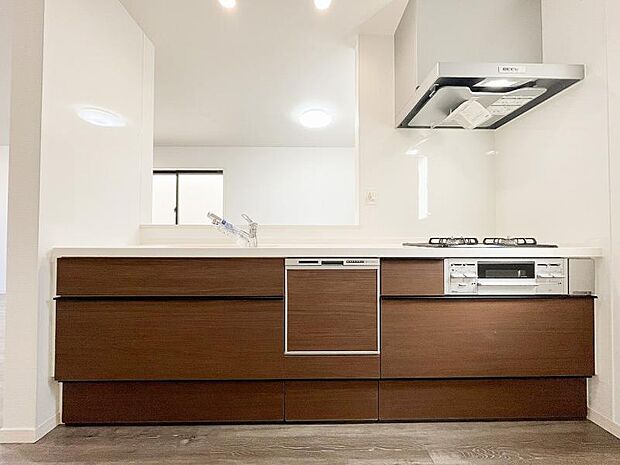 デッドスペースになりがちなキッチンの足元には、出し入れしやすいスライドタイプの収納を採用。