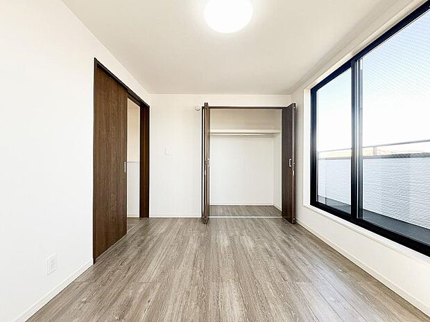 子ども部屋となる洋室。開放的で、爽やかな日差しに包まれた空間となっています。