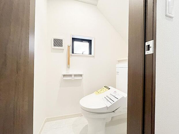 1階トイレは、洗浄機能を標準完備、清潔な空間が印象的です。