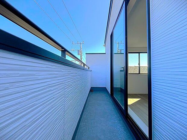 日中は光と風、豊かな眺望を満喫。夜はきらめく月や星空を、街の明かりと共に堪能。