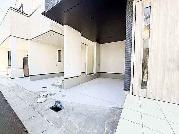 広々とした駐車スペース。運転が苦手な方でもゆっくり駐車できます。