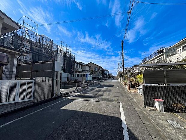 その豊かな環境にふさわしい空間には、通風・採光にも優れ、心地よい光と風が溢れます。