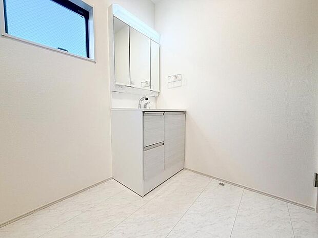 ゆとりの洗面スペースで朝の身支度もスムーズに。