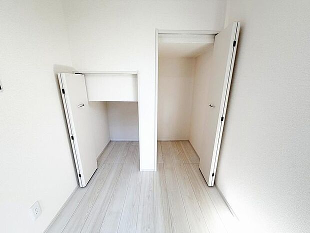 1階洋室の収納は2箇所あり、用途に合わせて使い分けができます。