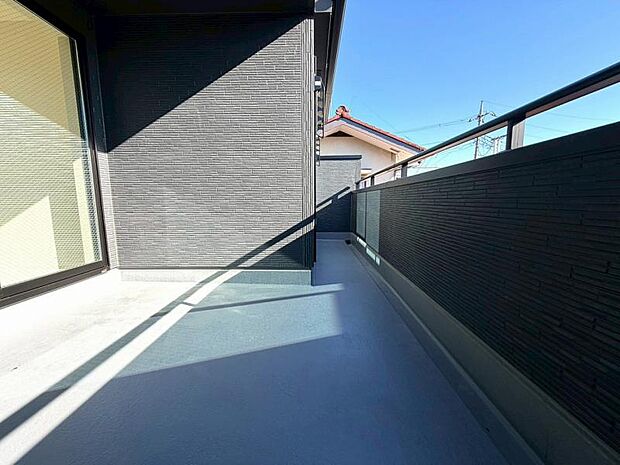 日中は光と風、豊かな眺望を満喫。夜はきらめく月や星空を、街の明かりと共に堪能。