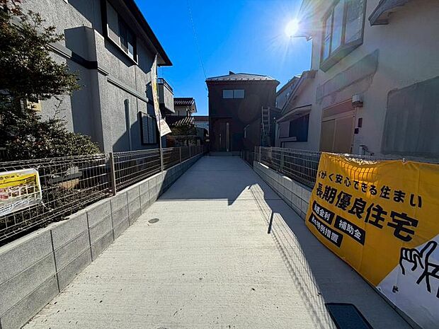 カースペースは2台分有るので、余裕をもって駐車できます。来客時も安心ですね。