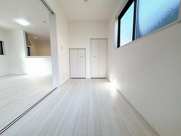 リビングの隣は洋室。引き戸を開閉させて、お子様の遊び場にも、客間としてもご使用いただけます。