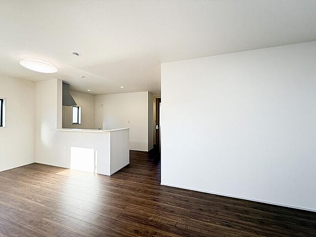 広いリビング・ダイニングがある新築一戸建ては、開放的で様々な楽しみ方ができます。家族が集まる中心となる場所で大きなテレビや家具を置いたり、コミュニケーションスペースとして活用できます。