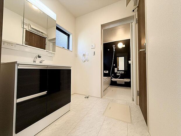 ゆとりの洗面スペースで朝の身支度もスムーズに