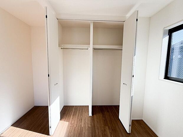 衣類から大きな生活用品まで収納できるクローゼットをご用意