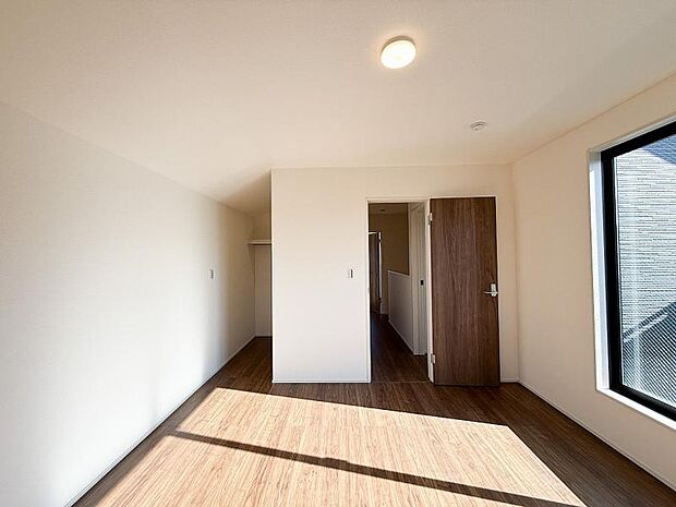 衣類はもちろん、旅行カバンなどもまとめて整理・収納できるウォークインクローゼットを設置。