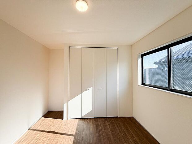 子ども部屋となる2階の洋室。開放的で、爽やかな日差しに包まれた空間となっている