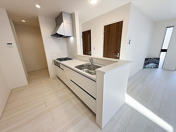 対面式キッチンでお料理中も会話が弾みそう