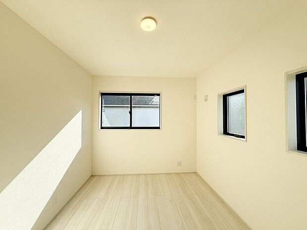 子ども部屋となる洋室。開放的で、爽やかな陽射しに包まれた空間となっています。