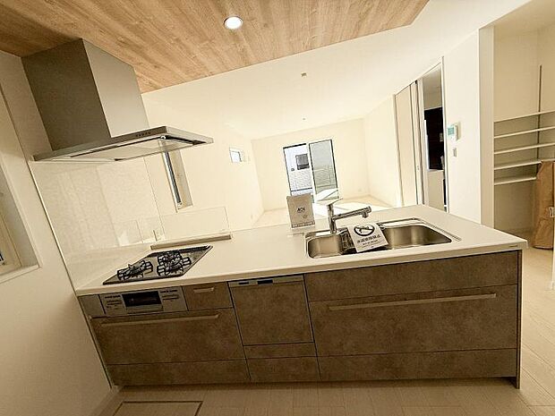 冷蔵庫やカップボードを置いても広いスペースのあるシステムキッチン。家事動線を考えて水廻りを集中させあります。