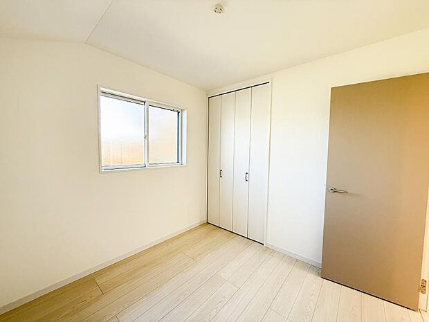 大きな収納と2面採光で、明るさと使いやすさが自慢の洋室です。