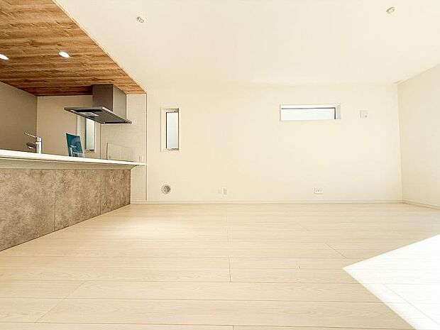 南側から射し込む陽射しは、家族の会話と共に明るい雰囲気を生み出します。