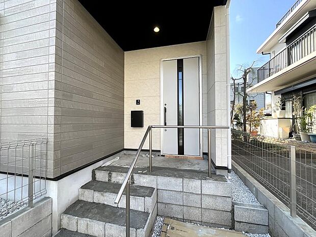 玄関と道路の間には、ゆとりを持ってアプローチを配置。お子様の飛び出し防止にも配慮されております。