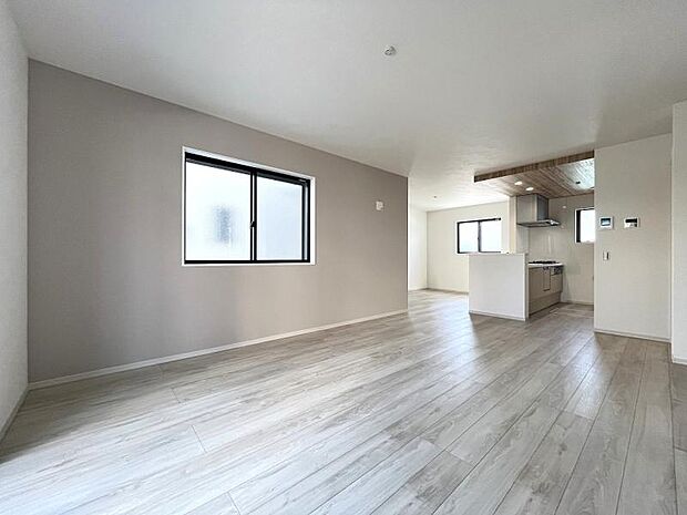 リビングはアクセントクロスでおしゃれに演出。