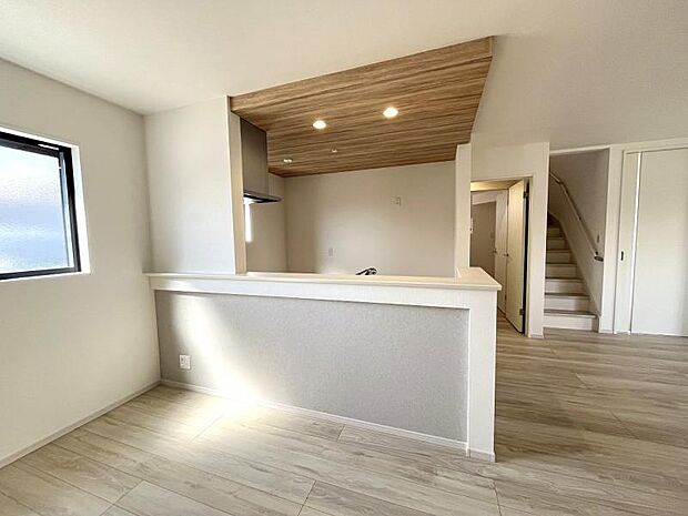 キッチンはおしゃれな折下げ天井とアクセントクロス。