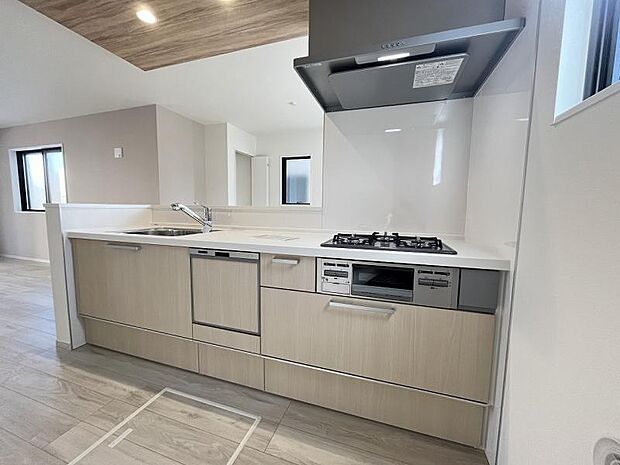 カウンターキッチンには便利な食洗器、浄水器もついております。