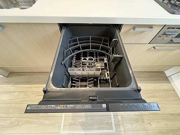 スイッチひとつで洗浄から乾燥まで自動で行う食洗機。家事の負担を減らすと共に、節水にも貢献します。