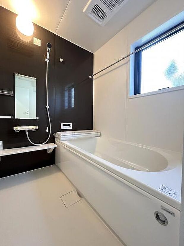 広々とした浴室は一日の疲れを癒す大切な空間。足を延ばしてゆっくりお寛ぎください。