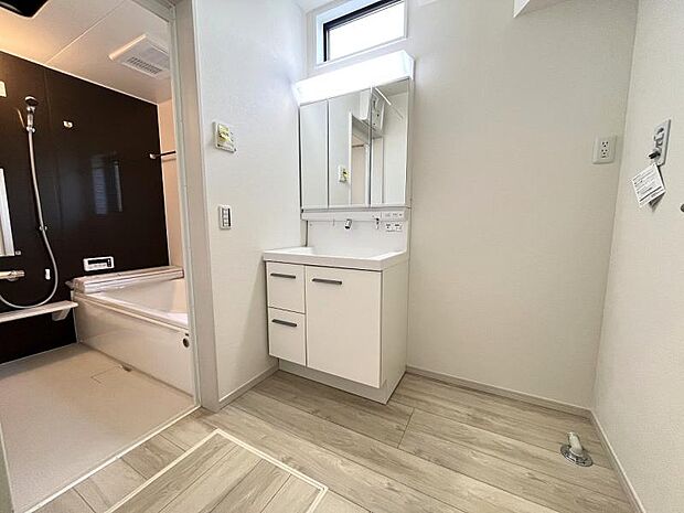 洗面室は大型のドラム式洗濯機を配置しても充分な広さを確保しております。