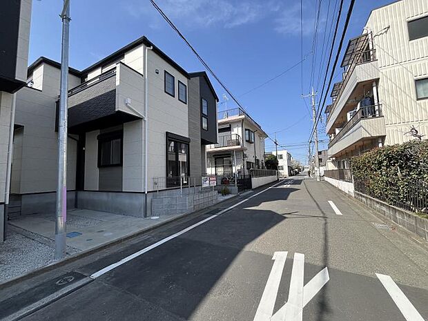 前面道路は交通量が少なく、穏やかな街並みです。