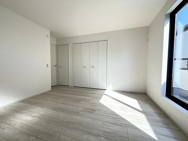 主寝室の収納は2箇所あり、用途に合わせて使い分けができます。