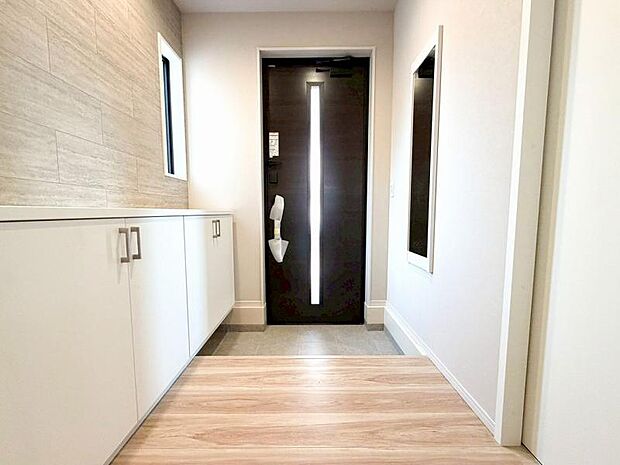 明るく清潔感のある玄関ホール。窓やロータイプのシューズボックスが開放感を演出します。